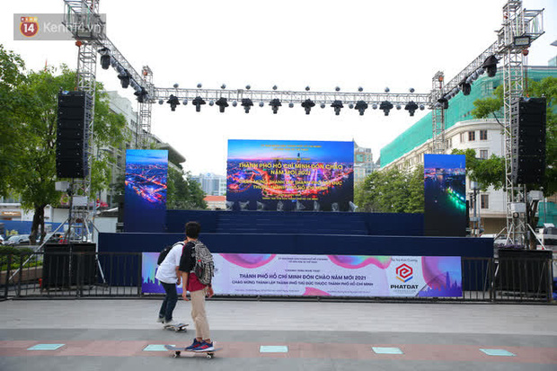 Phố đi bộ Nguyễn Huệ trước giờ Countdown 2021: Vẫn đang gấp rút chuẩn bị cho sân khấu, nhiều người đã đến xí chỗ đẹp-3