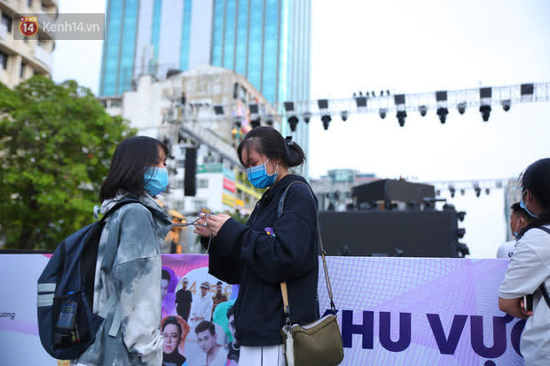 Phố đi bộ Nguyễn Huệ trước giờ Countdown 2021: Vẫn đang gấp rút chuẩn bị cho sân khấu, nhiều người đã đến xí chỗ đẹp-6