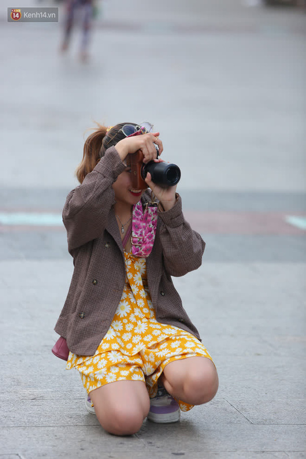 Phố đi bộ Nguyễn Huệ trước giờ Countdown 2021: Vẫn đang gấp rút chuẩn bị cho sân khấu, nhiều người đã đến xí chỗ đẹp-11