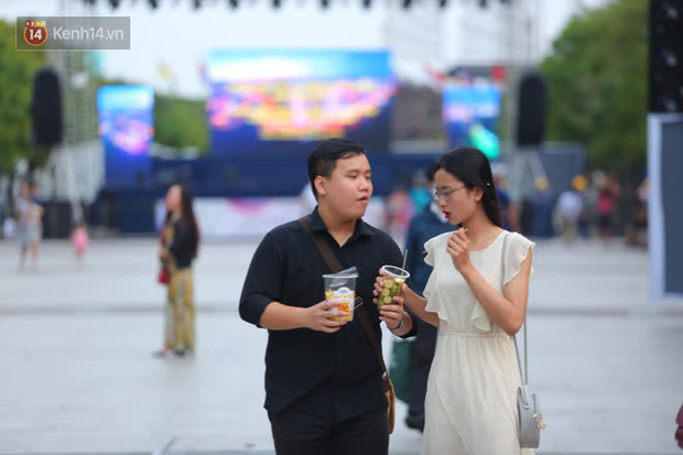 Phố đi bộ Nguyễn Huệ trước giờ Countdown 2021: Vẫn đang gấp rút chuẩn bị cho sân khấu, nhiều người đã đến xí chỗ đẹp-13