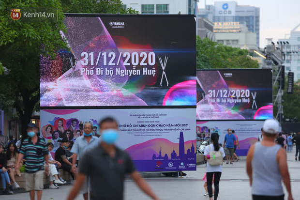 Phố đi bộ Nguyễn Huệ trước giờ Countdown 2021: Vẫn đang gấp rút chuẩn bị cho sân khấu, nhiều người đã đến xí chỗ đẹp-14