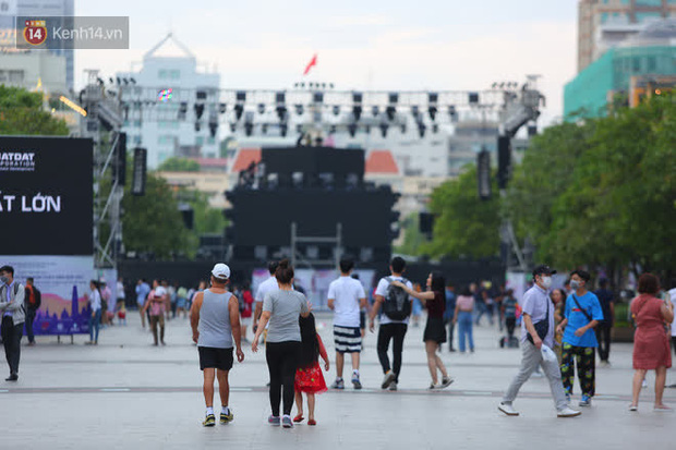 Phố đi bộ Nguyễn Huệ trước giờ Countdown 2021: Vẫn đang gấp rút chuẩn bị cho sân khấu, nhiều người đã đến xí chỗ đẹp-15