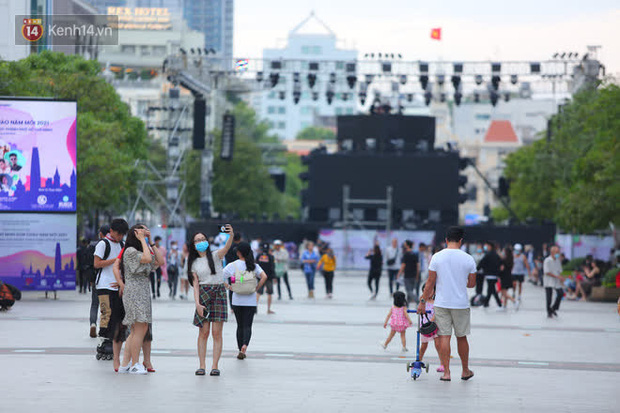 Phố đi bộ Nguyễn Huệ trước giờ Countdown 2021: Vẫn đang gấp rút chuẩn bị cho sân khấu, nhiều người đã đến xí chỗ đẹp-17