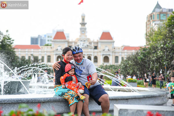 Dòng người ken đặc tại khu vực Nhà hát Lớn để theo dõi chương trình ca nhạc chào đón năm mới-64