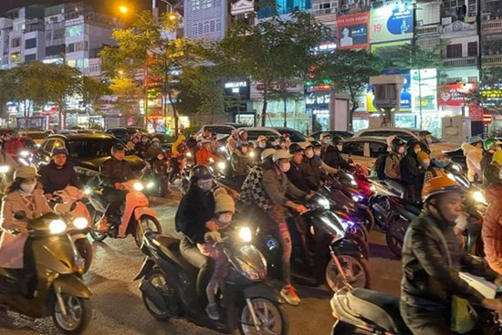 Dân đổ ra đường đi chơi: Grab, Be tăng giá gấp đôi taxi truyền thống