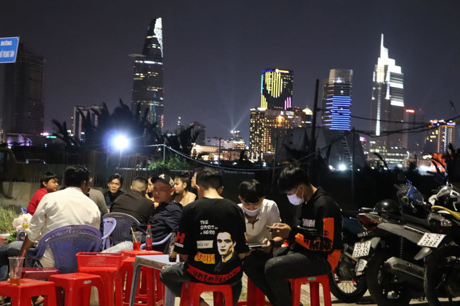 Dòng người ken đặc tại khu vực Nhà hát Lớn để theo dõi chương trình ca nhạc chào đón năm mới-3