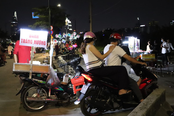 Dòng người ken đặc tại khu vực Nhà hát Lớn để theo dõi chương trình ca nhạc chào đón năm mới-4