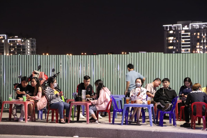 Dòng người ken đặc tại khu vực Nhà hát Lớn để theo dõi chương trình ca nhạc chào đón năm mới-8