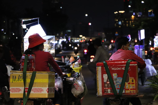 Dòng người ken đặc tại khu vực Nhà hát Lớn để theo dõi chương trình ca nhạc chào đón năm mới-9