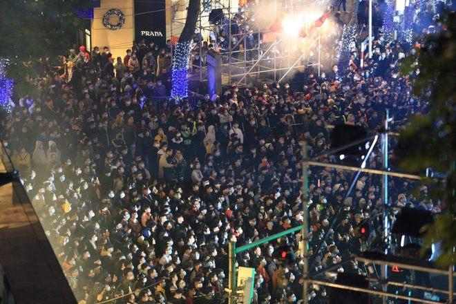 Dòng người ken đặc tại khu vực Nhà hát Lớn để theo dõi chương trình ca nhạc chào đón năm mới-10