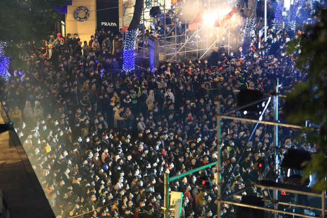 Dòng người ken đặc tại khu vực Nhà hát Lớn để theo dõi chương trình ca nhạc chào đón năm mới-11