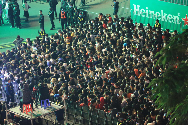 Dòng người ken đặc tại khu vực Nhà hát Lớn để theo dõi chương trình ca nhạc chào đón năm mới-12