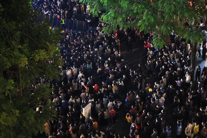 Dòng người ken đặc tại khu vực Nhà hát Lớn để theo dõi chương trình ca nhạc chào đón năm mới-13