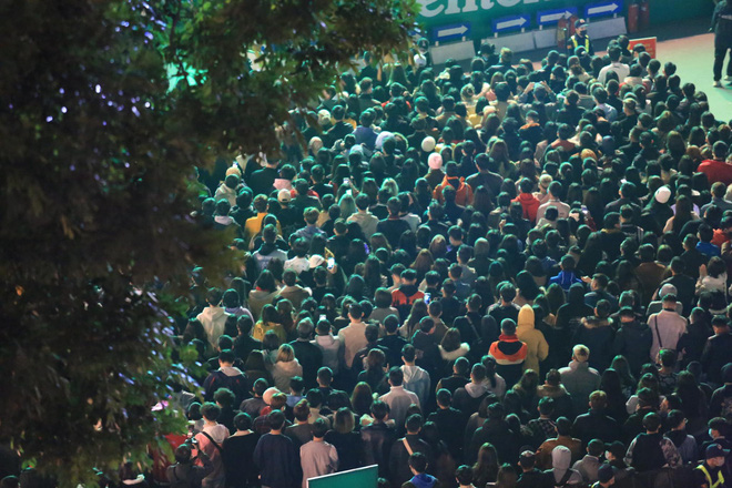 Dòng người ken đặc tại khu vực Nhà hát Lớn để theo dõi chương trình ca nhạc chào đón năm mới-14