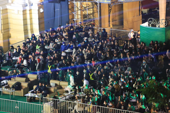 Dòng người ken đặc tại khu vực Nhà hát Lớn để theo dõi chương trình ca nhạc chào đón năm mới-15