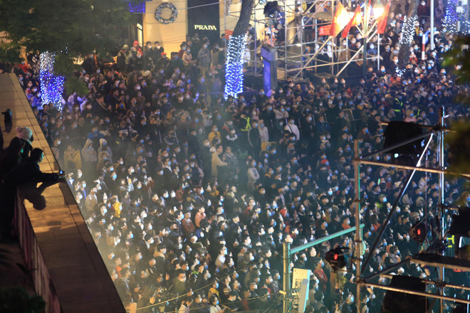 Dòng người ken đặc tại khu vực Nhà hát Lớn để theo dõi chương trình ca nhạc chào đón năm mới-16