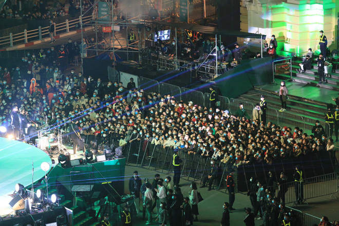 Dòng người ken đặc tại khu vực Nhà hát Lớn để theo dõi chương trình ca nhạc chào đón năm mới-17