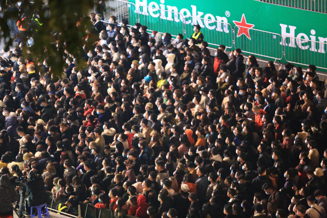 Dòng người ken đặc tại khu vực Nhà hát Lớn để theo dõi chương trình ca nhạc chào đón năm mới-18