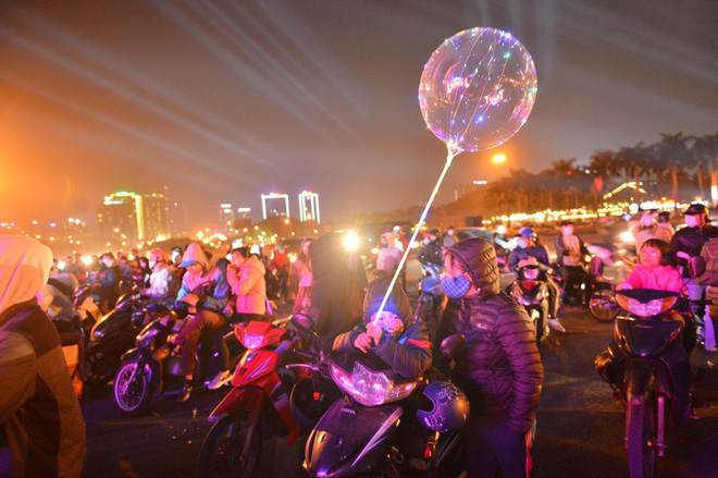 Dòng người ken đặc tại khu vực Nhà hát Lớn để theo dõi chương trình ca nhạc chào đón năm mới-19