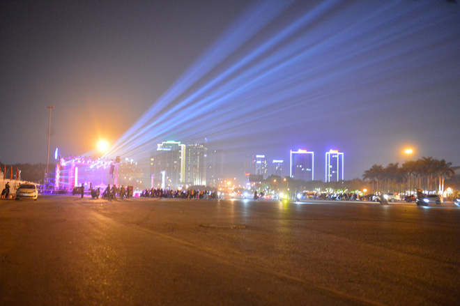 Dòng người ken đặc tại khu vực Nhà hát Lớn để theo dõi chương trình ca nhạc chào đón năm mới-20