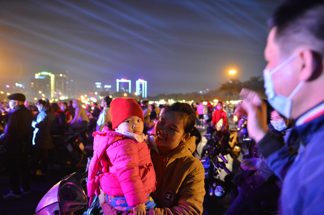 Dòng người ken đặc tại khu vực Nhà hát Lớn để theo dõi chương trình ca nhạc chào đón năm mới-21