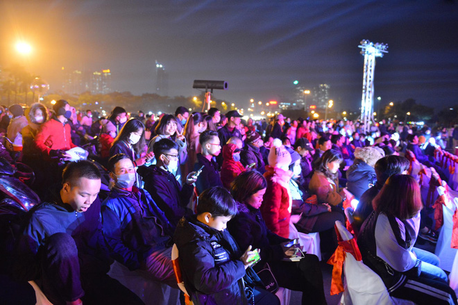 Dòng người ken đặc tại khu vực Nhà hát Lớn để theo dõi chương trình ca nhạc chào đón năm mới-22