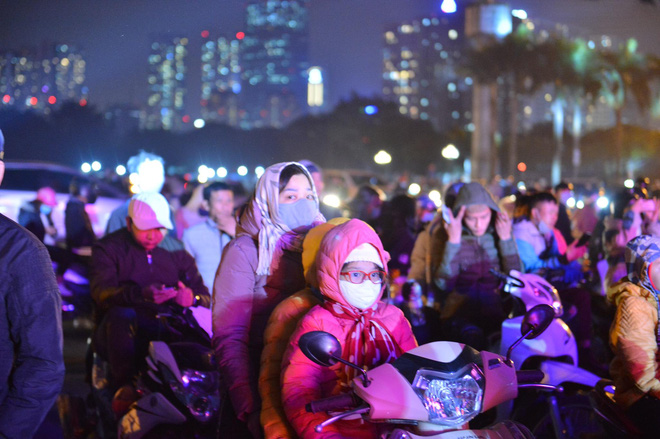 Dòng người ken đặc tại khu vực Nhà hát Lớn để theo dõi chương trình ca nhạc chào đón năm mới-23