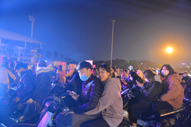 Dòng người ken đặc tại khu vực Nhà hát Lớn để theo dõi chương trình ca nhạc chào đón năm mới-24