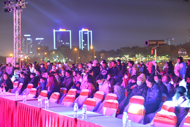 Dòng người ken đặc tại khu vực Nhà hát Lớn để theo dõi chương trình ca nhạc chào đón năm mới-25