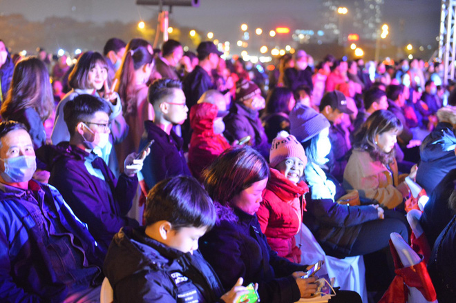 Dòng người ken đặc tại khu vực Nhà hát Lớn để theo dõi chương trình ca nhạc chào đón năm mới-26