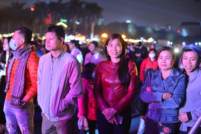 Dòng người ken đặc tại khu vực Nhà hát Lớn để theo dõi chương trình ca nhạc chào đón năm mới-27