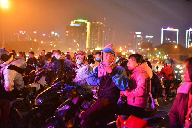 Dòng người ken đặc tại khu vực Nhà hát Lớn để theo dõi chương trình ca nhạc chào đón năm mới-28