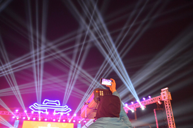 Dòng người ken đặc tại khu vực Nhà hát Lớn để theo dõi chương trình ca nhạc chào đón năm mới-29