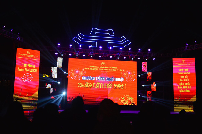 Dòng người ken đặc tại khu vực Nhà hát Lớn để theo dõi chương trình ca nhạc chào đón năm mới-30