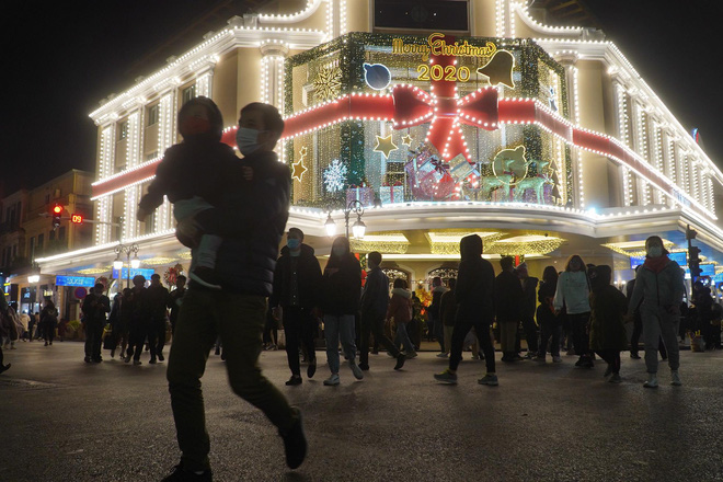 Dòng người ken đặc tại khu vực Nhà hát Lớn để theo dõi chương trình ca nhạc chào đón năm mới-32