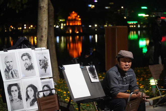 Dòng người ken đặc tại khu vực Nhà hát Lớn để theo dõi chương trình ca nhạc chào đón năm mới-33