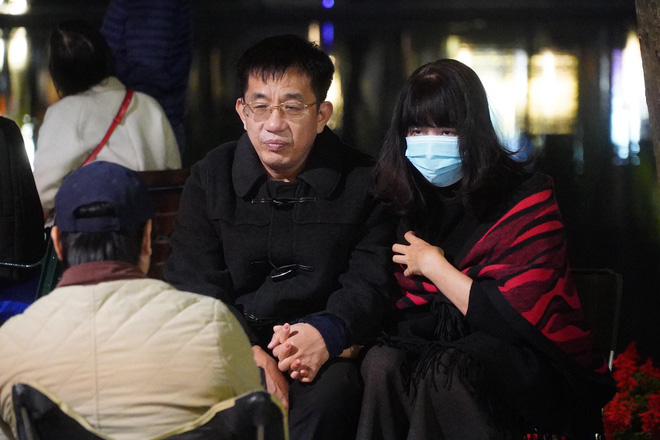 Dòng người ken đặc tại khu vực Nhà hát Lớn để theo dõi chương trình ca nhạc chào đón năm mới-34