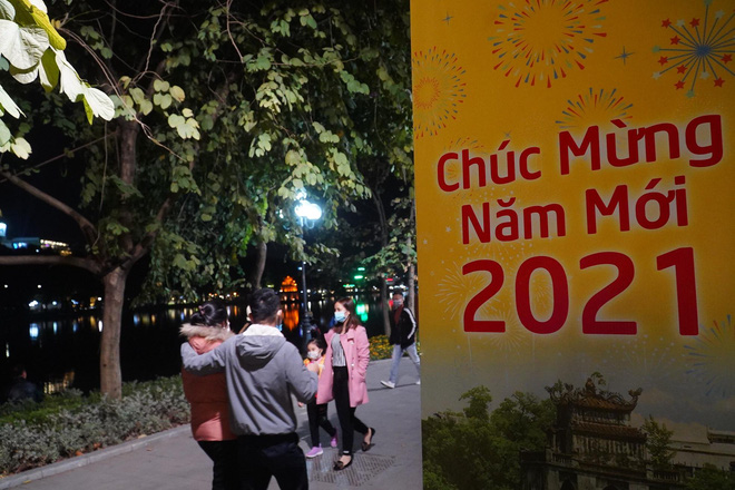 Dòng người ken đặc tại khu vực Nhà hát Lớn để theo dõi chương trình ca nhạc chào đón năm mới-35