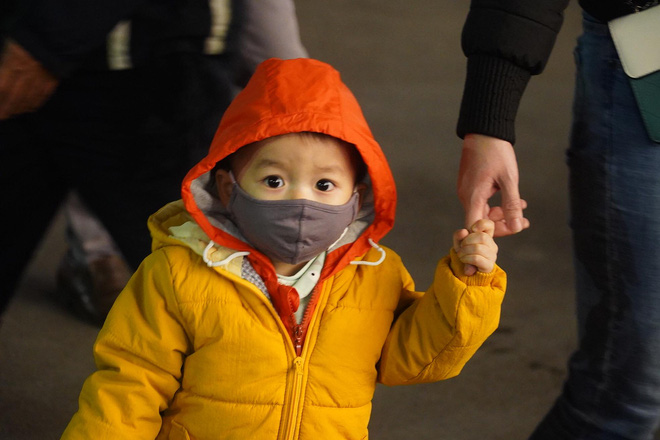 Dòng người ken đặc tại khu vực Nhà hát Lớn để theo dõi chương trình ca nhạc chào đón năm mới-36