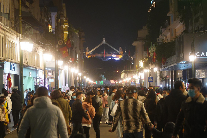 Dòng người ken đặc tại khu vực Nhà hát Lớn để theo dõi chương trình ca nhạc chào đón năm mới-37