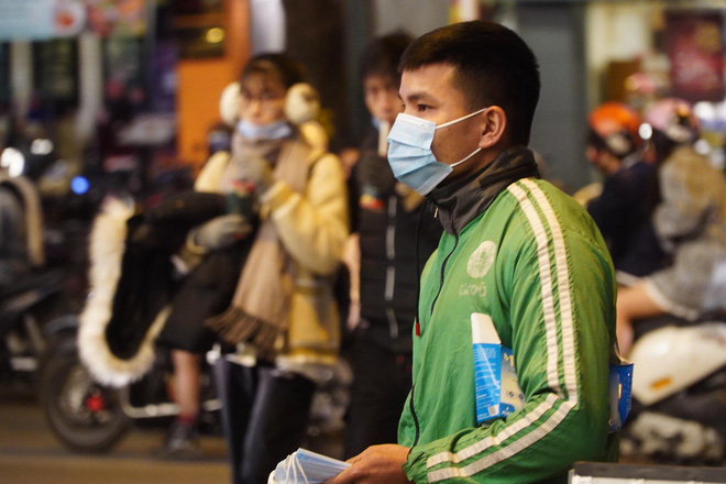 Dòng người ken đặc tại khu vực Nhà hát Lớn để theo dõi chương trình ca nhạc chào đón năm mới-38