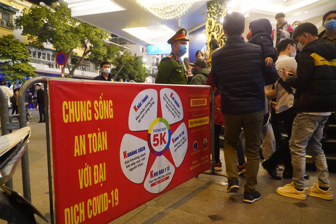 Dòng người ken đặc tại khu vực Nhà hát Lớn để theo dõi chương trình ca nhạc chào đón năm mới-39