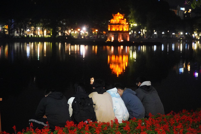 Dòng người ken đặc tại khu vực Nhà hát Lớn để theo dõi chương trình ca nhạc chào đón năm mới-40