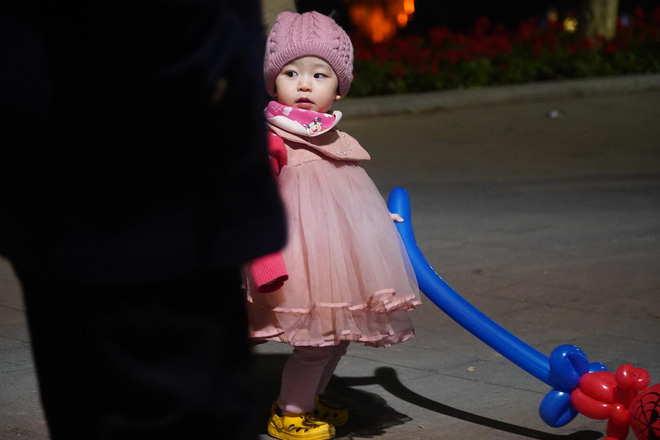 Dòng người ken đặc tại khu vực Nhà hát Lớn để theo dõi chương trình ca nhạc chào đón năm mới-41