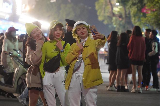 Dòng người ken đặc tại khu vực Nhà hát Lớn để theo dõi chương trình ca nhạc chào đón năm mới-42