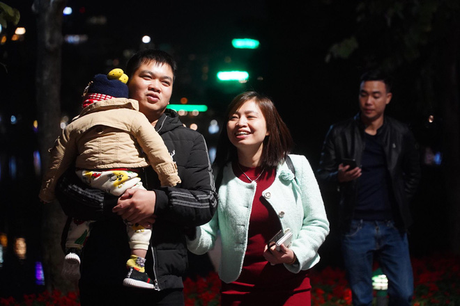 Dòng người ken đặc tại khu vực Nhà hát Lớn để theo dõi chương trình ca nhạc chào đón năm mới-43