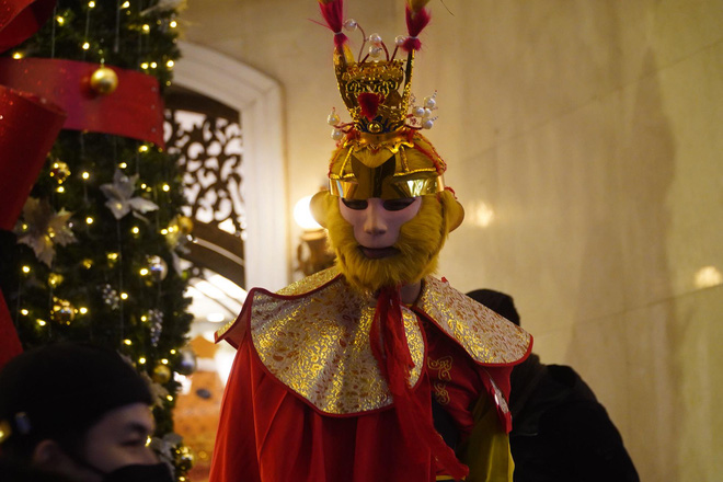 Dòng người ken đặc tại khu vực Nhà hát Lớn để theo dõi chương trình ca nhạc chào đón năm mới-44