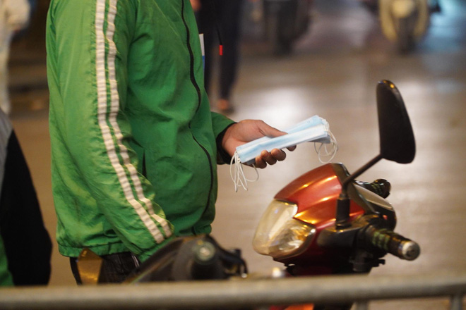 Dòng người ken đặc tại khu vực Nhà hát Lớn để theo dõi chương trình ca nhạc chào đón năm mới-45