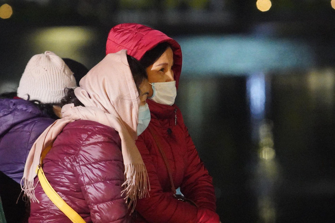 Dòng người ken đặc tại khu vực Nhà hát Lớn để theo dõi chương trình ca nhạc chào đón năm mới-47