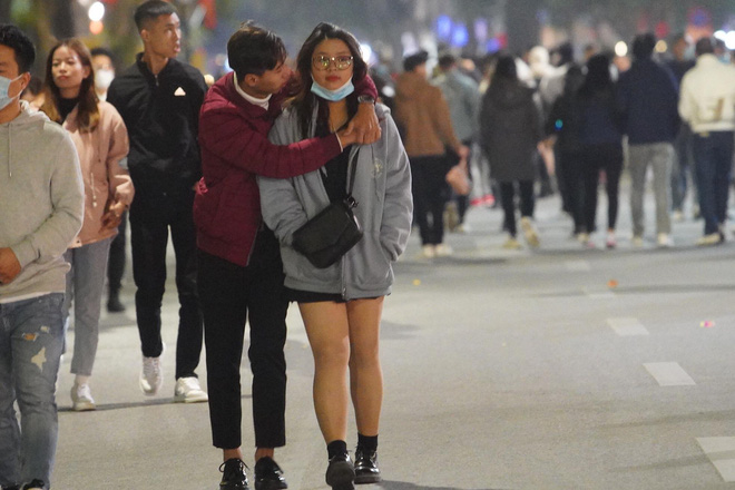 Dòng người ken đặc tại khu vực Nhà hát Lớn để theo dõi chương trình ca nhạc chào đón năm mới-48